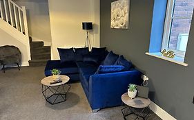 Maple House - 2 Bedroom House With Free Parking In Town By Shortstays4U